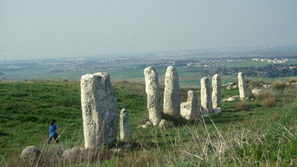 winter-photo-standing-stones-2450-965x543