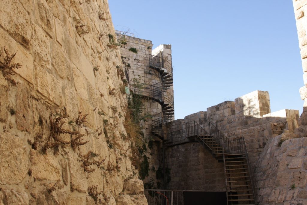 climbing-to-ramparts-8953